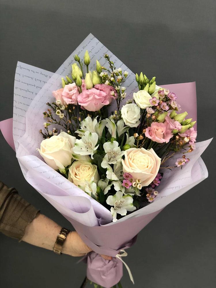 Букет цветов из: Альстромерии, Розы и Лизиантусы в Кужорской