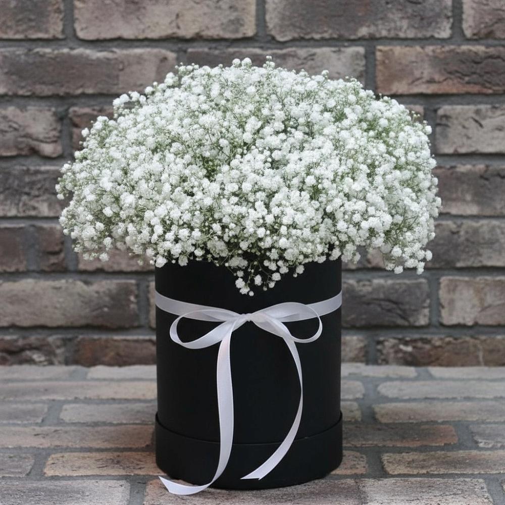 Цветочная композиция из Гипсофила в шляпной коробке в Кужорской