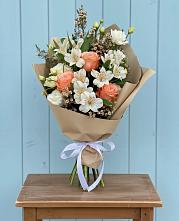 Букет цветов из:  Альстромерии, Лизиантусы, Розы и Хризантемы в Кужорской