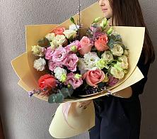 Букет цветов из:  Розы, Лизиантусы и Гвоздики в Кужорской