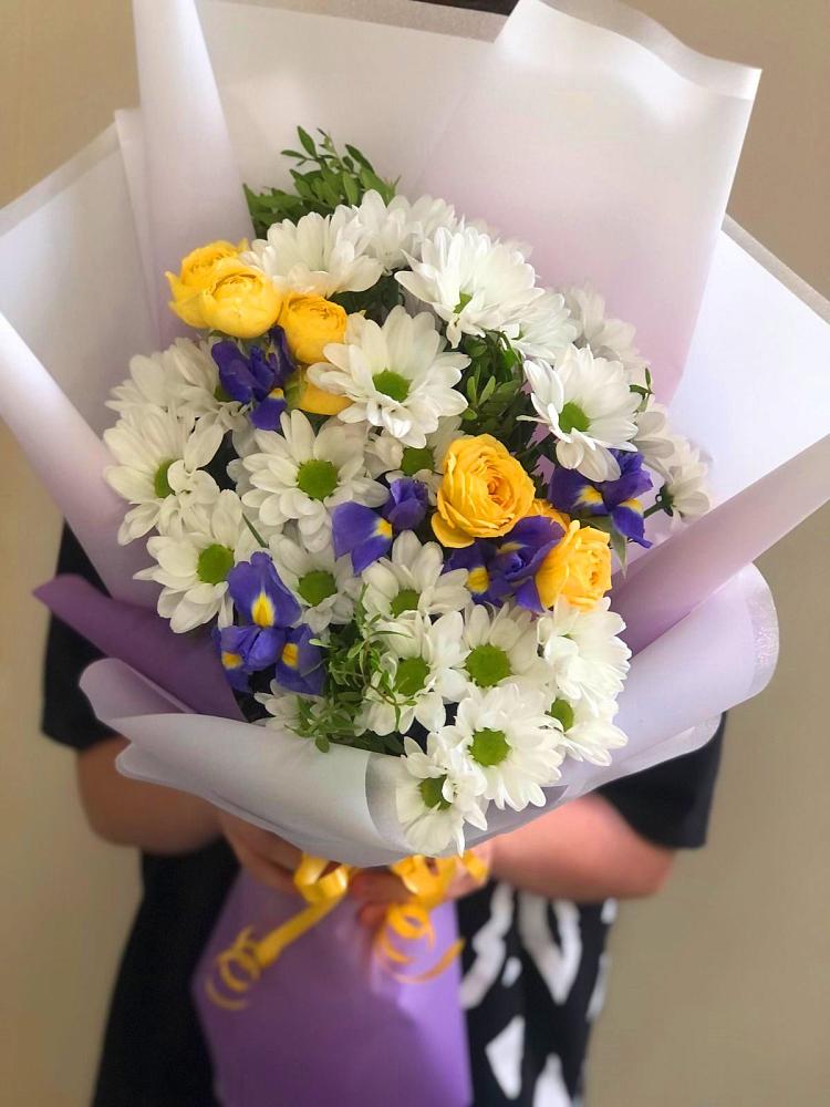 Букет цветов из: Ирисы, Хризантемы и Розы в Кужорской