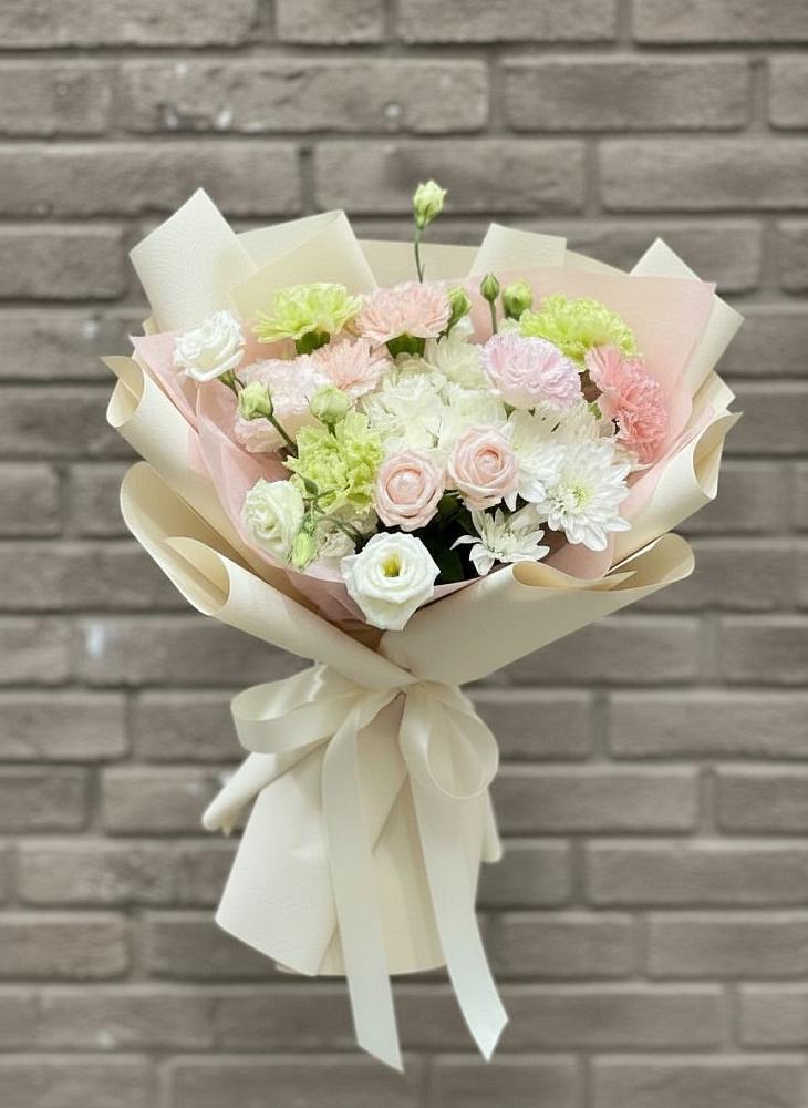 Букет цветов из: Гвоздики, Розы, Лизиантусы и Хризантемы в Кужорской