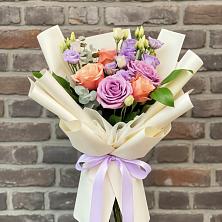 Букет цветов из:  Лизиантусы и Розы в Кужорской