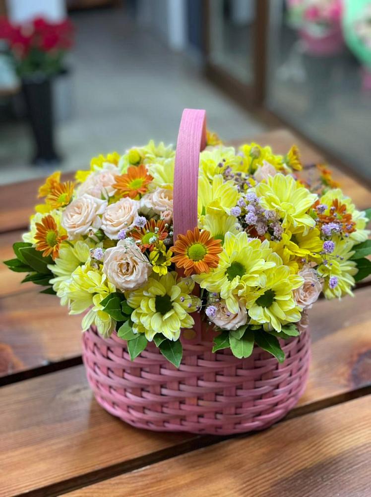 Цветочная композиция из Хризантемы и Розы в корзине в Кужорской