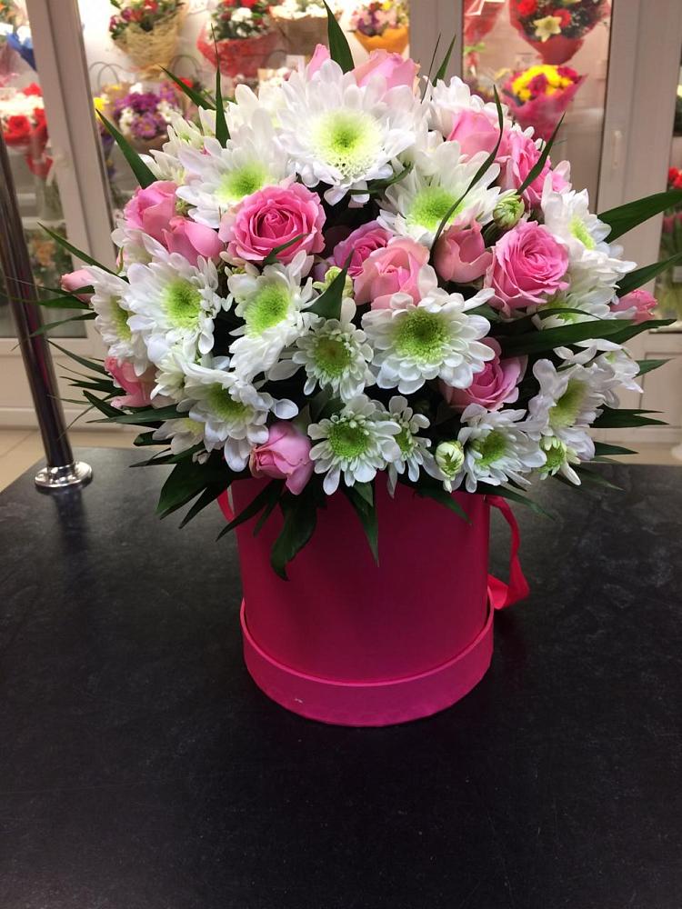 Цветочная композиция из Розы и Хризантемы в шляпной коробке в Кужорской