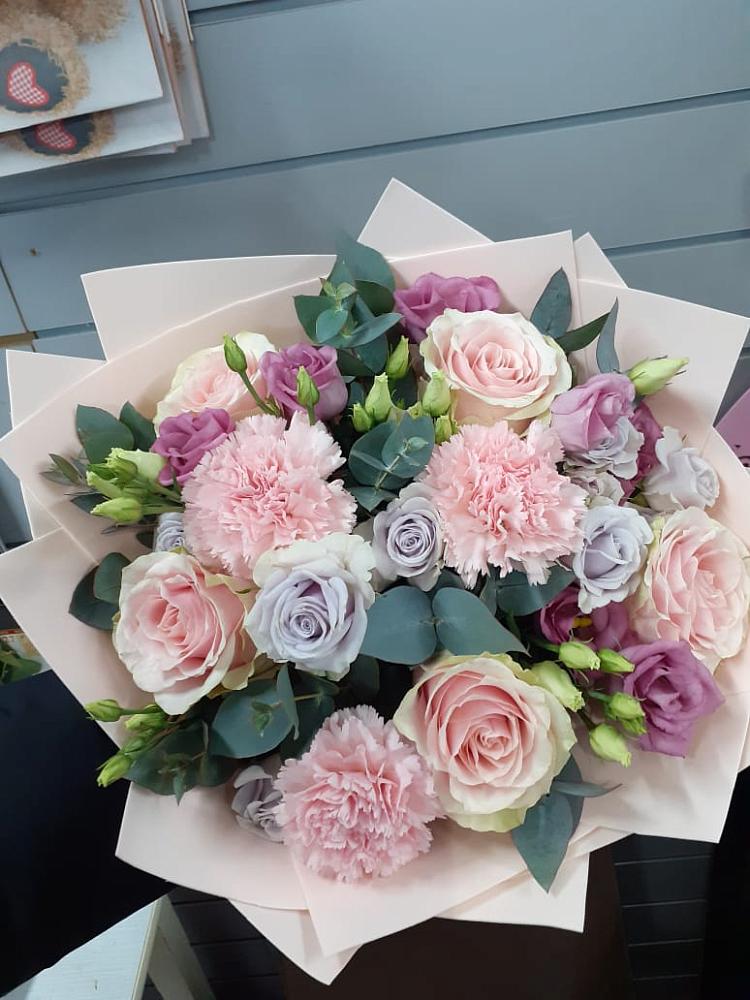 Букет цветов из: Розы, Гвоздики и Лизиантусы в Кужорской