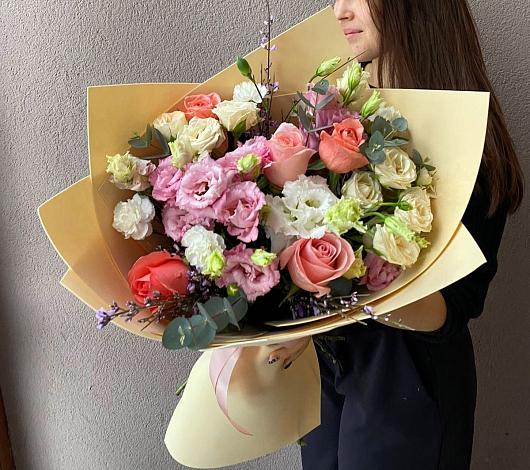 Букет цветов из: Розы, Лизиантусы и Гвоздики в Кужорской