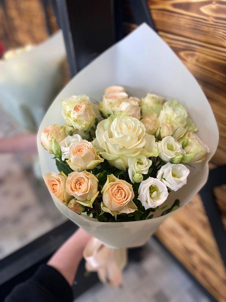 Букет цветов из: Розы и Лизиантусы в Кужорской